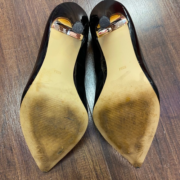 GUESS Black Leather Classic Pointy Toe Pumps - Picture 4 of 8